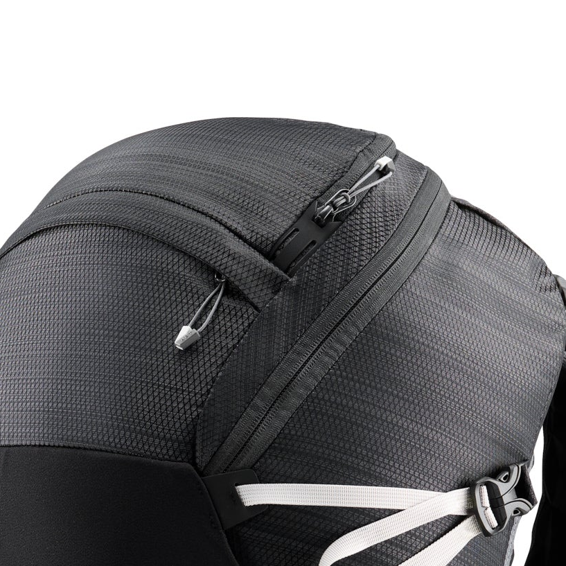 Befestigungs-Loops/Am unteren Ende des Rucksacks befinden sich versteckbare Laschen, mit denen man Gegenstände aufnehmen kann, die durch die Kompressionsgurte fixiert sind, oder man nutzt sie z.B. zum Anhängen einer Isomatte.
