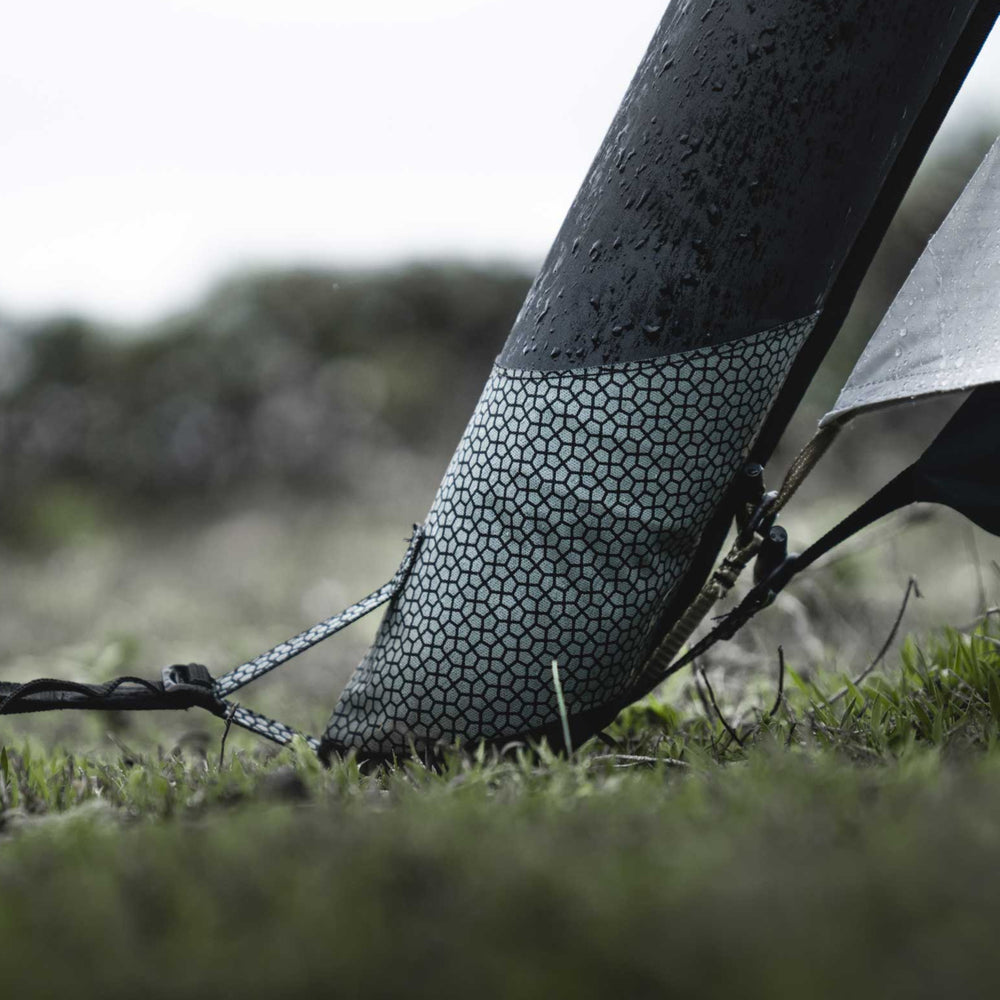 Zweilagiger Luftrahmen/TPU-Schlauch ummantelt von reißfestem 140 HPE Dacron - extrem stabil, unter Extrembedingungen getestet. Zusätzlich verstärkt wo Bodenkontakt besteht.
