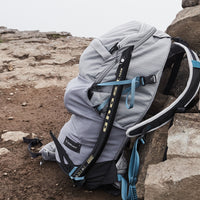 Befestigungs-Loops/Am unteren Ende des Rucksacks befinden sich versteckbare Laschen, mit denen man Gegenstände aufnehmen kann, die durch die Kompressionsgurte fixiert sind, oder man nutzt sie z.B. zum Anhängen einer Isomatte.
