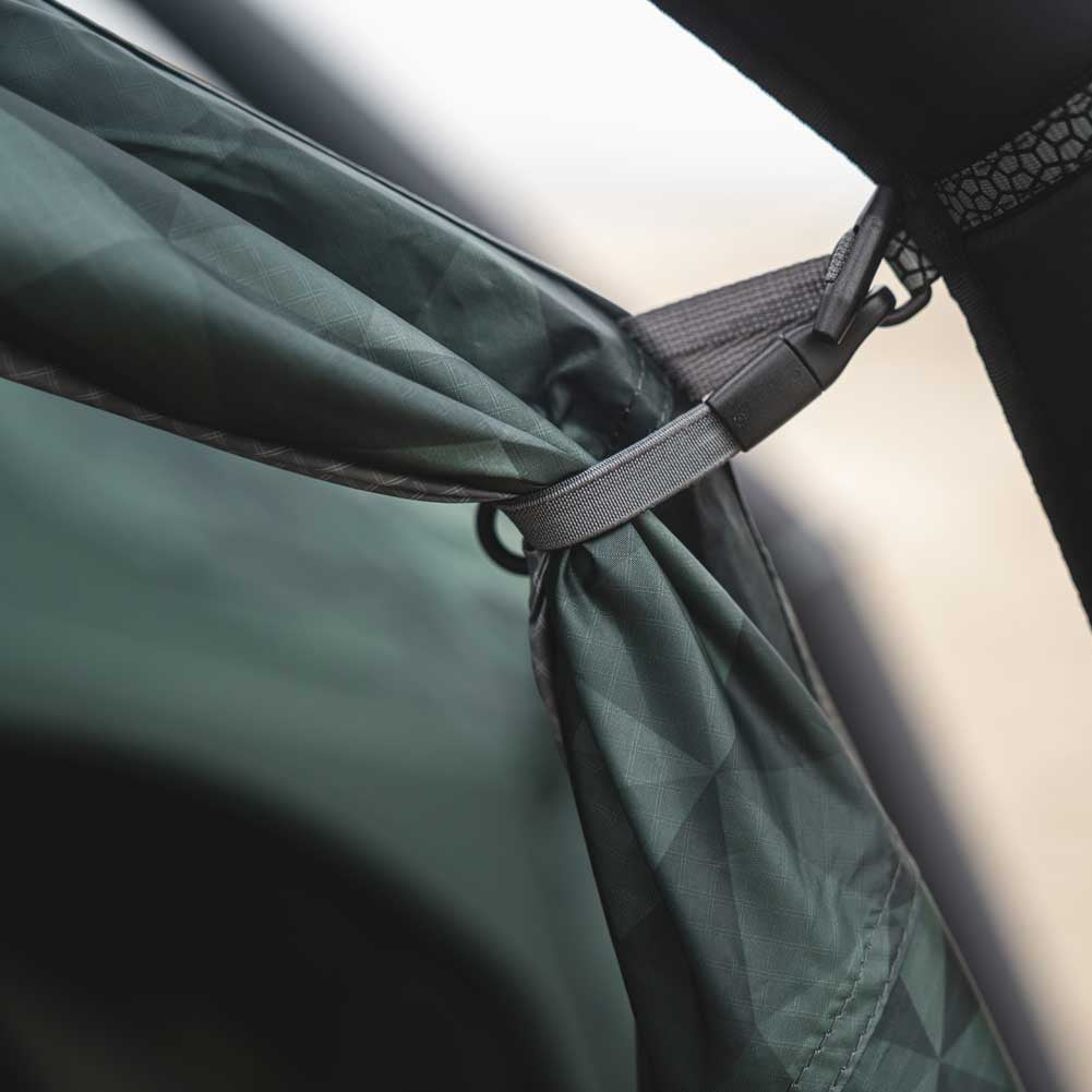 /Schlaufen zum Befestigen der geöffnete Eingangstür.