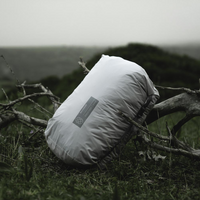 Das Zelt kommt im komprimierbaren Packsack/+ Einem zusätzlichen Aufbewahrungsbeutel.