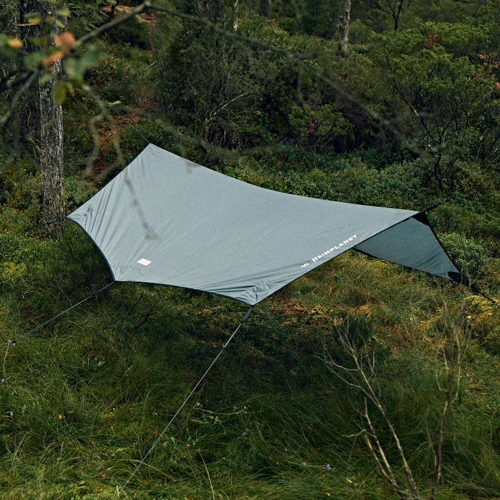 Nutzung ohne Stangen/Fixiere die Guy Lines an umstehenden Bäumen oder am Rahmen deines Zelts.