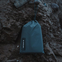 Eine Einheit mit dem Zelt/Das Groundsheet wird direkt in den Rahmen eingehängt, sodass es nicht verrutschen kann. Einmal verbunden, wird es eins mit dem Zelt und macht den Auf- und Abbau problemlos mit. 
