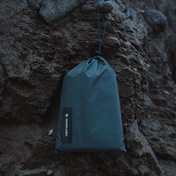 Eine Einheit mit dem Zelt/Das Groundsheet wird direkt in den Rahmen eingehängt, sodass es nicht verrutschen kann. Einmal verbunden, wird es eins mit dem Zelt und macht den Auf- und Abbau problemlos mit. 
