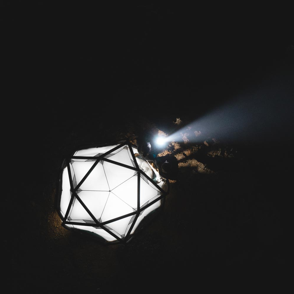 Inflatable Diamond Grid (IDG)/
Bei The Cave bestehend aus 5 Luftkammern mit 10 Kreuzungspunkten.