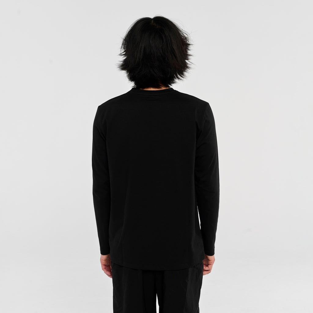 /Bao ist 1,79m (5'9'') und trägt Größe M