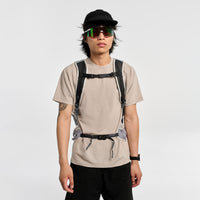 /Bao ist 1,79m (5'9'') und trägt Größe M