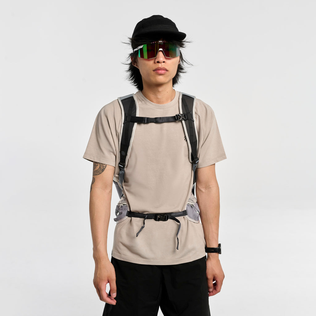 /Bao ist 1,79m (5'9'') und trägt Größe M