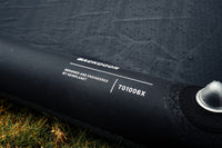 Zweilagiger Luftrahmen/TPU-Schlauch ummantelt von reißfestem 140 HPE Dacron - extrem stabil, unter Extrembedingungen getestet. Zusätzlich verstärkt wo Bodenkontakt besteht.
