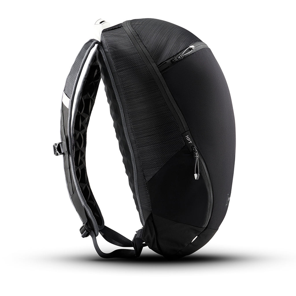 Außenfächer/Neben dem elastischen Fronfach hat der Arc ein Reißverschlussfach auf der einen Seite und offene Pouch auf der anderen für z.B. kleinere Trinkflaschen.
