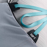 Kompressionsgurte/Die seitlich angebrachten Gurte können den Rucksack auch in nicht vollem Zustand kompakt halten und bieten die Möglichkeit, diverse Gegenstände seitlich zu fixieren.  