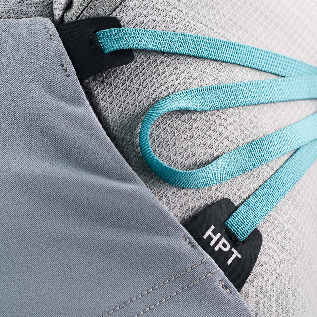 Kompressionsgurte/Die seitlich angebrachten Gurte können den Rucksack auch in nicht vollem Zustand kompakt halten und bieten die Möglichkeit, diverse Gegenstände seitlich zu fixieren.  