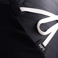 Kompressionsgurte/Die seitlich angebrachten Gurte können den Rucksack auch in nicht vollem Zustand kompakt halten und bieten die Möglichkeit, diverse Gegenstände seitlich zu fixieren.  
