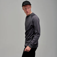 /Philip ist 1.89 (6'2'') und trägt Größe L